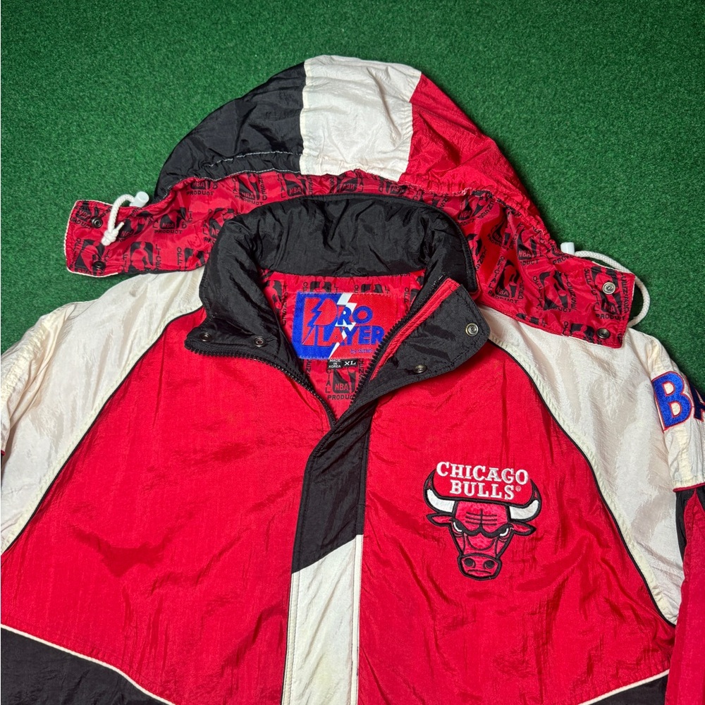 Vintage 90s Chicago Bulls Puffer Coat, Starter Jacket, Michael Jordan NBA (XL) - Picture 2 of 9